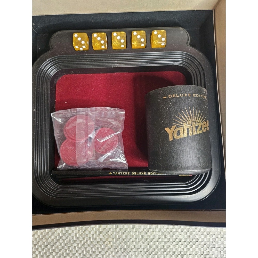 Vintage 1997 Yahtzee Deluxe Edition COMPLETE Milton Bradley Gold Glitter Dice - Picture 3 of 5